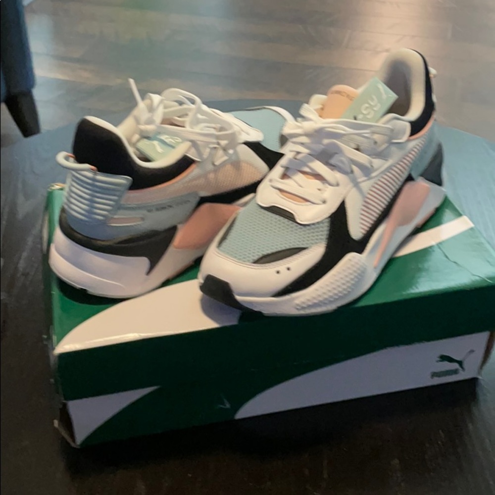 Women’ Puma running shoe